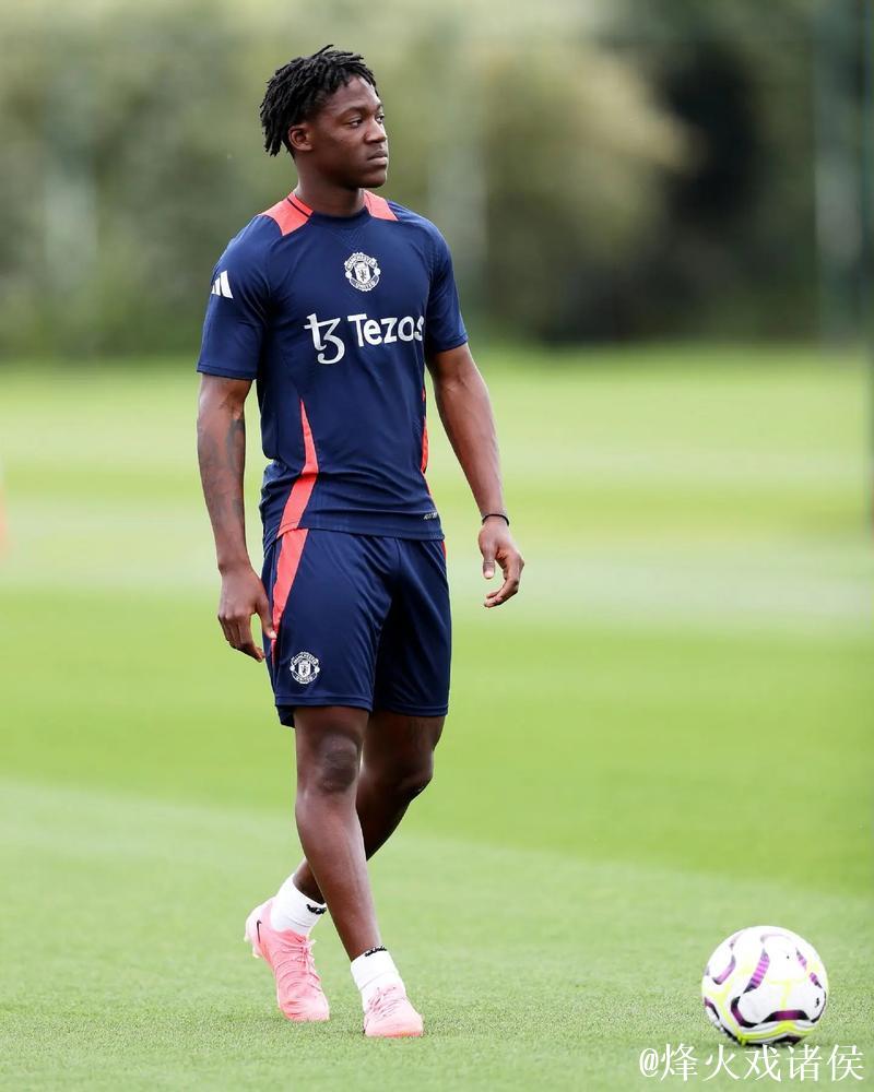 梅努的哥哥现身老特拉福德,衣服上写着“给科比-梅努自由” 梅努的哥哥现身老特拉福德,衣服上写着“给科比-梅努自由”